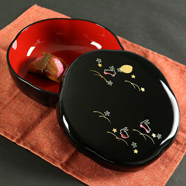 菓子器 夢うさぎ 梅型 蓋付き 漆器 器 食器 日本製 （ 菓子入れ 盛鉢 菓子盆 菓子鉢 皿 うつわ 和皿 プラスチック ふた付き 蓋 フタ 付き