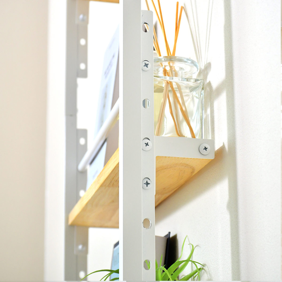 突っ張りラック 幅70cm オープンラック 5段 ウォールラック スリム 壁面収納 ( ラック 壁面 収納 奥行12.5cm 突っ張りオープンラック 小物収納 すき間 壁面ラック 収納ラック つっぱり 可動棚 ディスプレイ 省スペース ) 【ホワイト】 ホワイト