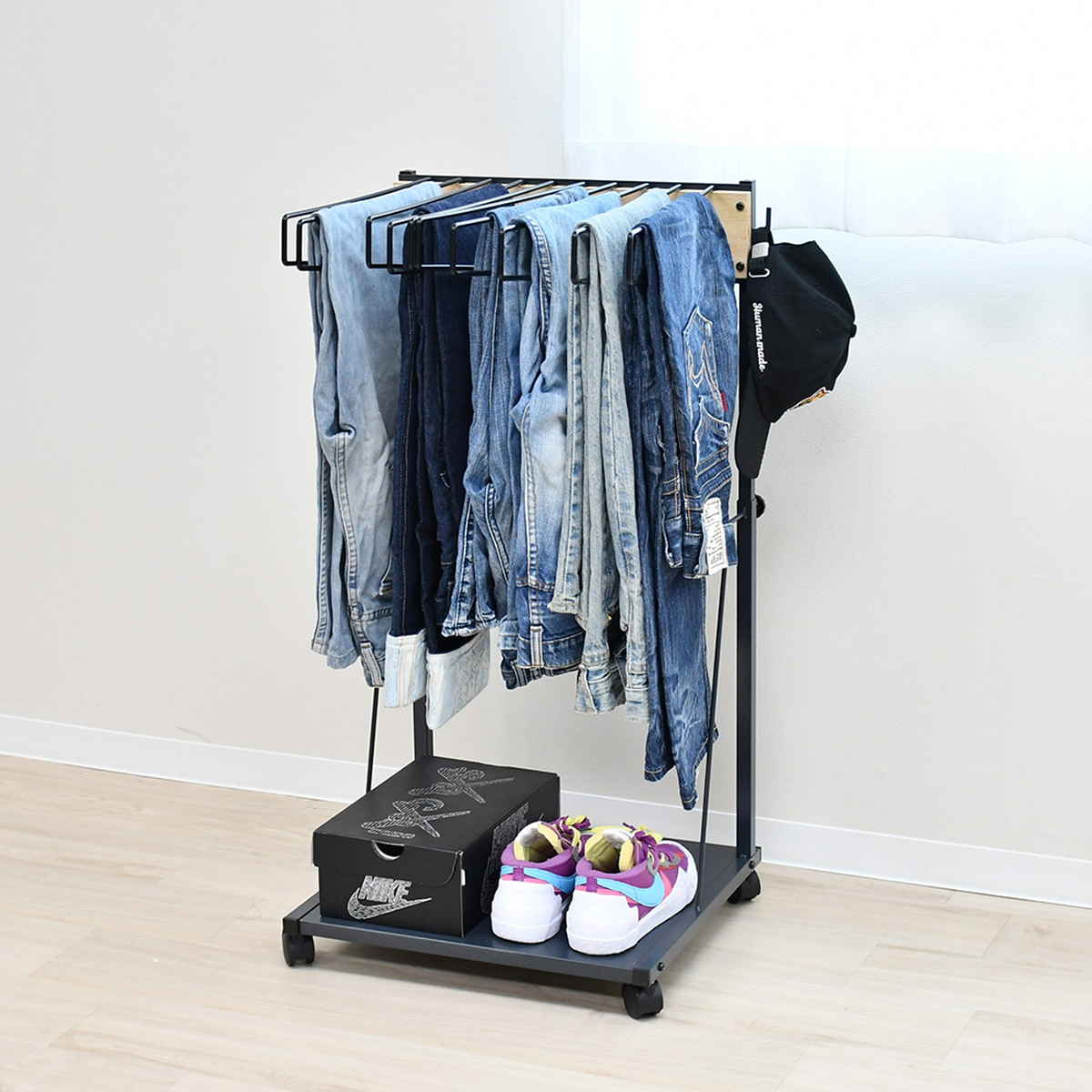 ジーンズハンガー 高さ伸縮 10本掛け 幅49cm キャスター付 棚付き 日本製 ( スラックスハンガー ラック ジーンズ ジーパン Gパン 収納 伸縮式 ハンガー ズボンハンガー パンツハンガー 伸縮 クローゼット収納 押入れ収納 )