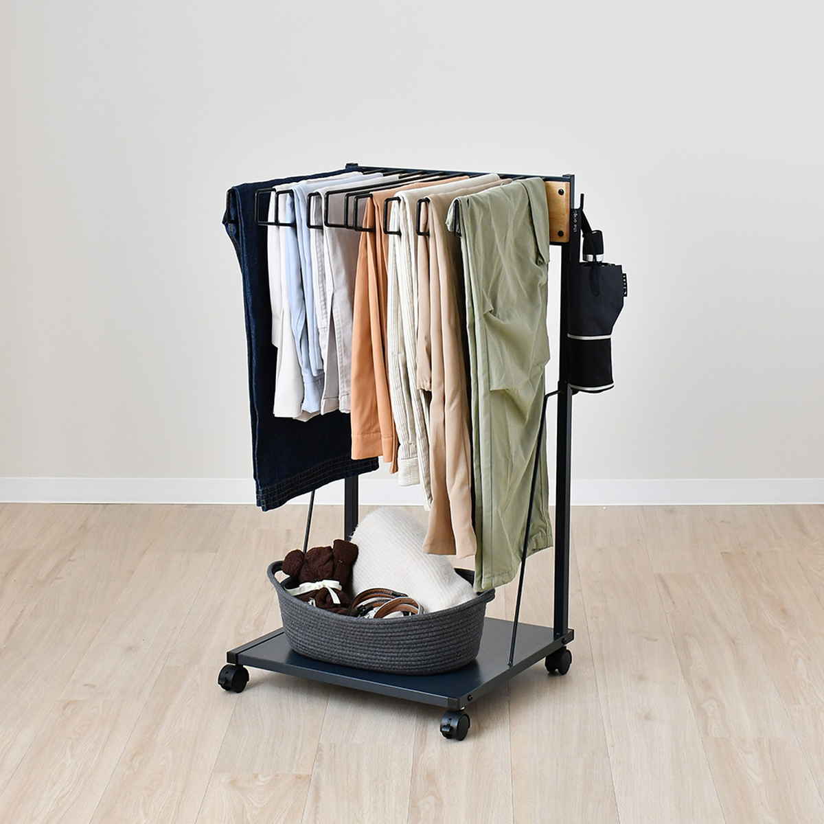 ジーンズハンガー 高さ伸縮 10本掛け 幅49cm キャスター付 棚付き 日本製 ( スラックスハンガー ラック ジーンズ ジーパン Gパン 収納 伸縮式 ハンガー ズボンハンガー パンツハンガー 伸縮 クローゼット収納 押入れ収納 )