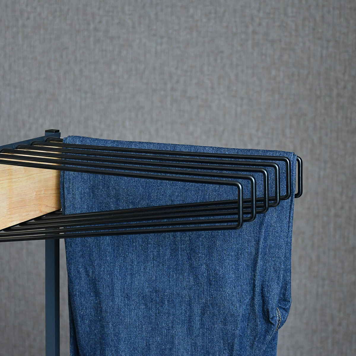 ジーンズハンガー 高さ伸縮 10本掛け 幅49cm キャスター付 棚付き 日本製 ( スラックスハンガー ラック ジーンズ ジーパン Gパン 収納 伸縮式 ハンガー ズボンハンガー パンツハンガー 伸縮 クローゼット収納 押入れ収納 )