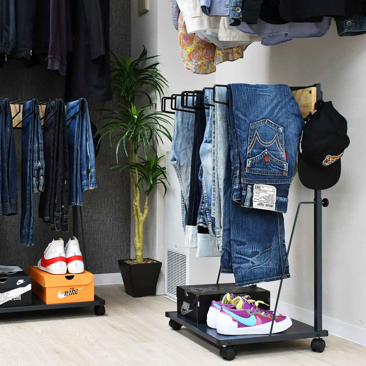 ジーンズハンガー 高さ伸縮 10本掛け 幅49cm キャスター付 棚付き 日本製 ( スラックスハンガー ラック ジーンズ ジーパン Gパン 収納 伸縮式 ハンガー ズボンハンガー パンツハンガー 伸縮 クローゼット収納 押入れ収納 )