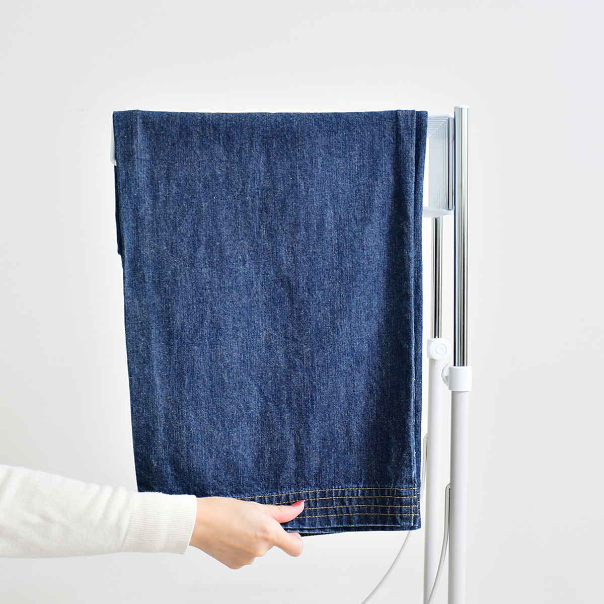 スラックスハンガー ワイドハンガー 20本掛け 幅75.5cm キャスター付 日本製 ( 伸縮式 ズボンハンガー パンツハンガー スリム 伸縮 ワイド 幅広 クローゼット収納 押入れ収納 ズボン掛け ズボン パンツ 収納 ハンガー ラック ) 【マットブラック】 マットブラック