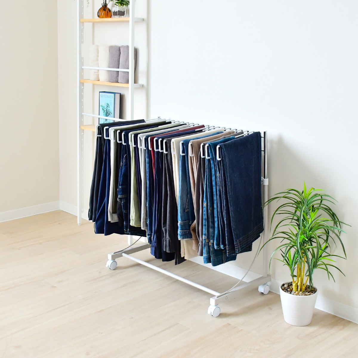 スラックスハンガー ワイドハンガー 20本掛け 幅75.5cm キャスター付 日本製 ( 伸縮式 ズボンハンガー パンツハンガー スリム 伸縮 ワイド 幅広 クローゼット収納 押入れ収納 ズボン掛け ズボン パンツ 収納 ハンガー ラック ) 【マットブラック】 マットブラック