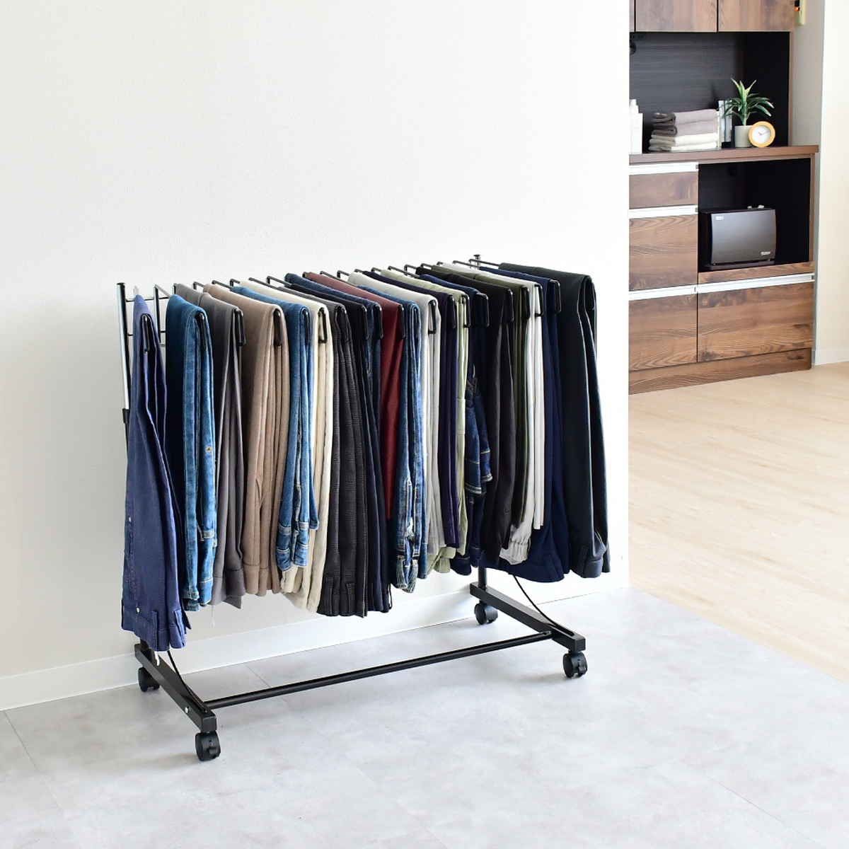 スラックスハンガー ワイドハンガー 20本掛け 幅75.5cm キャスター付 日本製 ( 伸縮式 ズボンハンガー パンツハンガー スリム 伸縮 ワイド 幅広 クローゼット収納 押入れ収納 ズボン掛け ズボン パンツ 収納 ハンガー ラック ) 【マットブラック】 マットブラック