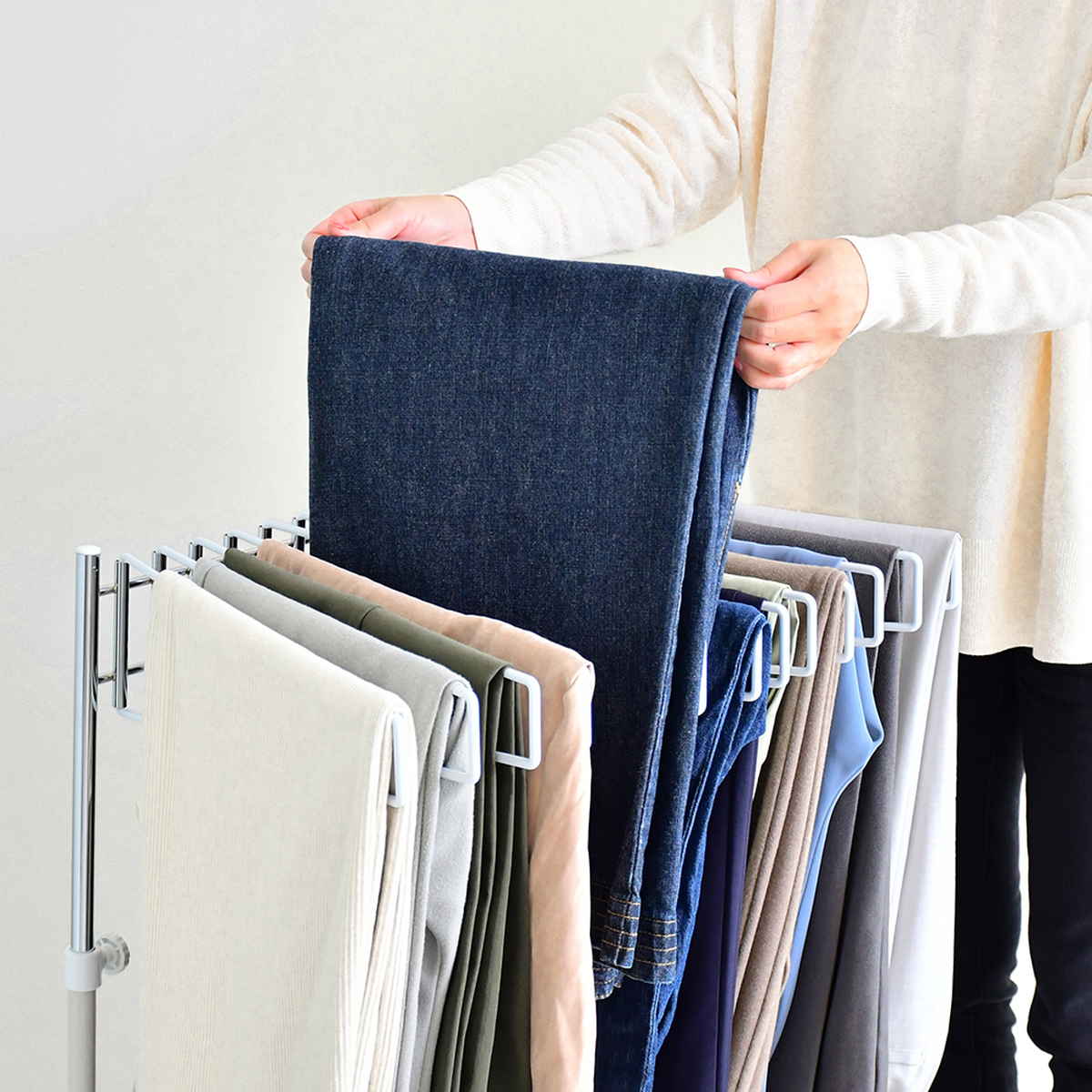 スラックスハンガー ワイドハンガー 20本掛け 幅75.5cm キャスター付 日本製 ( 伸縮式 ズボンハンガー パンツハンガー スリム 伸縮 ワイド 幅広 クローゼット収納 押入れ収納 ズボン掛け ズボン パンツ 収納 ハンガー ラック ) 【マットブラック】 マットブラック