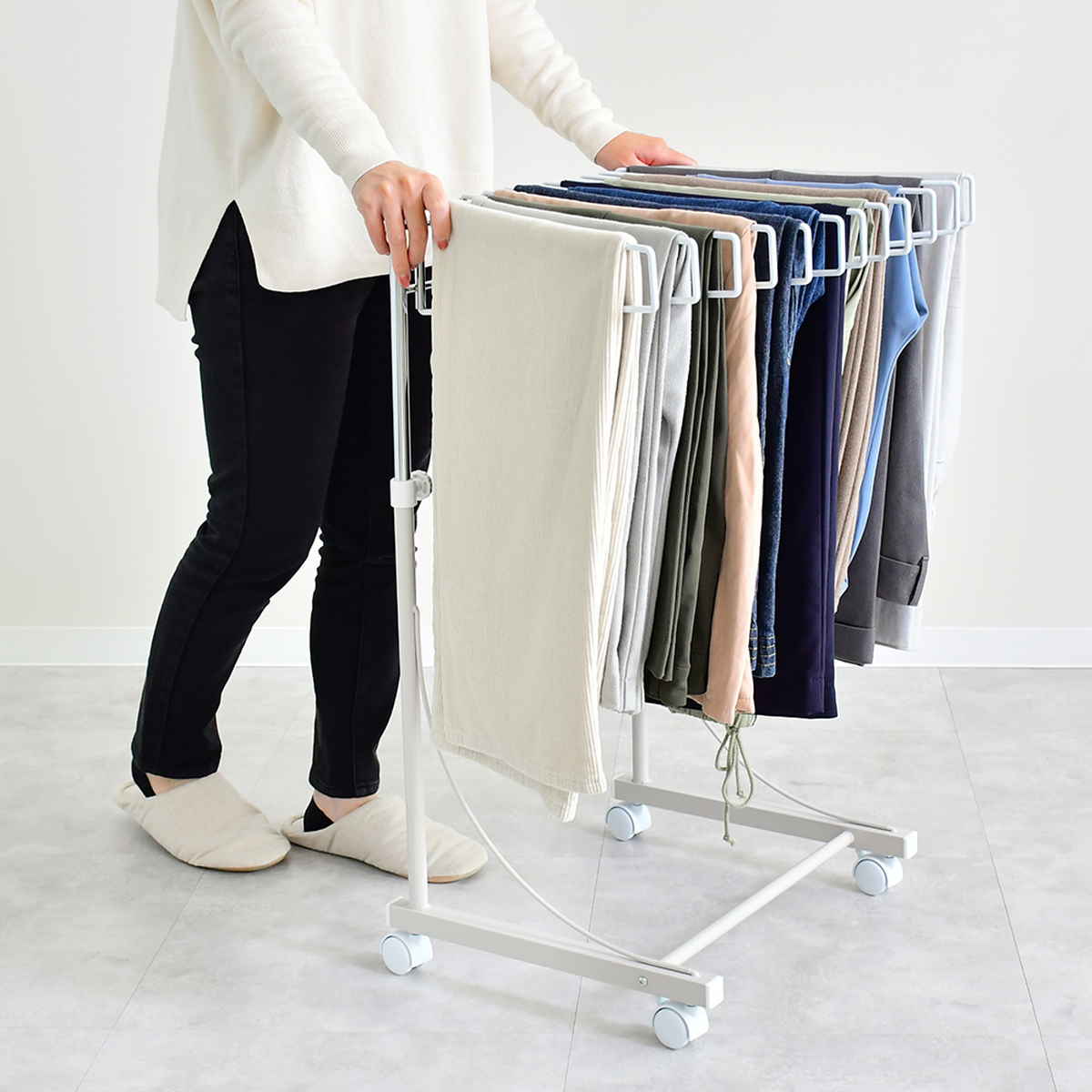 スラックスハンガー ワイドハンガー 20本掛け 幅75.5cm キャスター付 日本製 ( 伸縮式 ズボンハンガー パンツハンガー スリム 伸縮 ワイド 幅広 クローゼット収納 押入れ収納 ズボン掛け ズボン パンツ 収納 ハンガー ラック ) 【マットブラック】 マットブラック