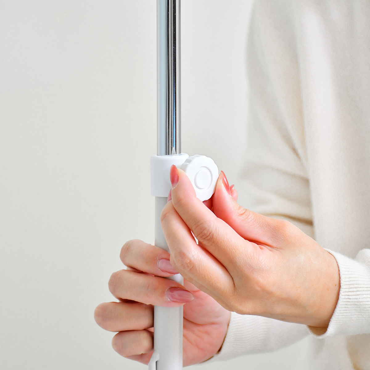 スラックスハンガー ワイドハンガー 20本掛け 幅75.5cm キャスター付 日本製 ( 伸縮式 ズボンハンガー パンツハンガー スリム 伸縮 ワイド 幅広 クローゼット収納 押入れ収納 ズボン掛け ズボン パンツ 収納 ハンガー ラック ) 【マットブラック】 マットブラック