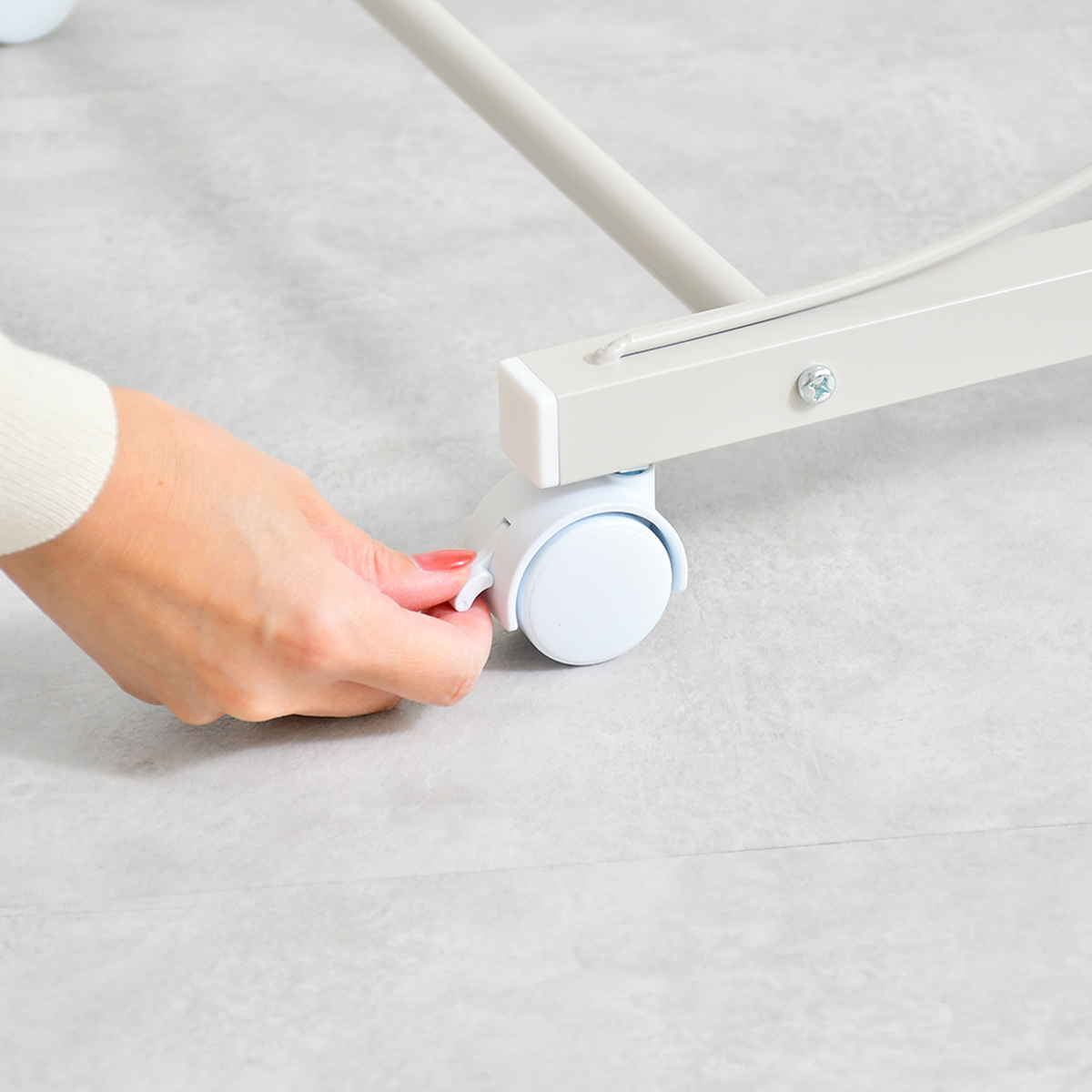 スラックスハンガー ワイドハンガー 20本掛け 幅75.5cm キャスター付 日本製 ( 伸縮式 ズボンハンガー パンツハンガー スリム 伸縮 ワイド 幅広 クローゼット収納 押入れ収納 ズボン掛け ズボン パンツ 収納 ハンガー ラック ) 【マットブラック】 マットブラック