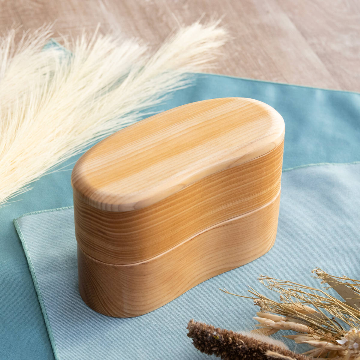 弁当箱 天然木くり抜き弁当箱 豆型2段 460ml ナノコート ( 弁当 お弁当 二段 天然木 かわいい おしゃれ ゴムバンド付き 仕切り付き 日本製 木 木製 くりぬき ランチボックス シンプル 和風 2段 お弁当箱 )