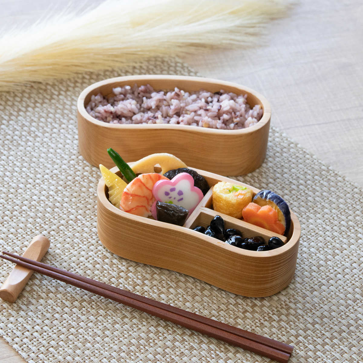 弁当箱 天然木くり抜き弁当箱 豆型2段 460ml ナノコート ( 弁当 お弁当 二段 天然木 かわいい おしゃれ ゴムバンド付き 仕切り付き 日本製 木 木製 くりぬき ランチボックス シンプル 和風 2段 お弁当箱 )