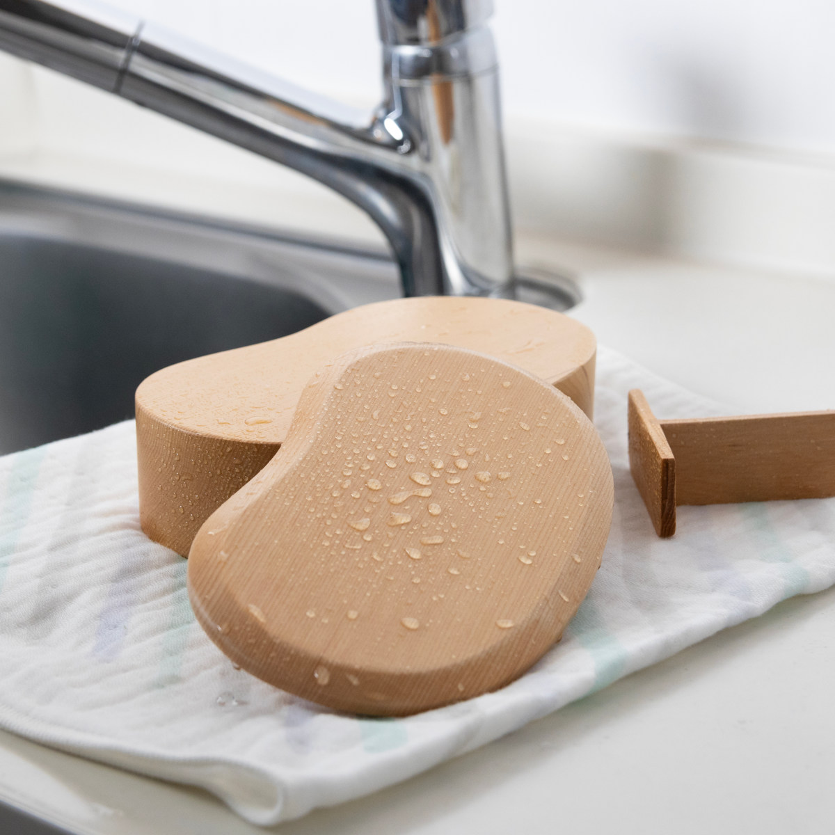 弁当箱 天然木くり抜き弁当箱 豆型2段 460ml ナノコート ( 弁当 お弁当 二段 天然木 かわいい おしゃれ ゴムバンド付き 仕切り付き 日本製 木 木製 くりぬき ランチボックス シンプル 和風 2段 お弁当箱 )