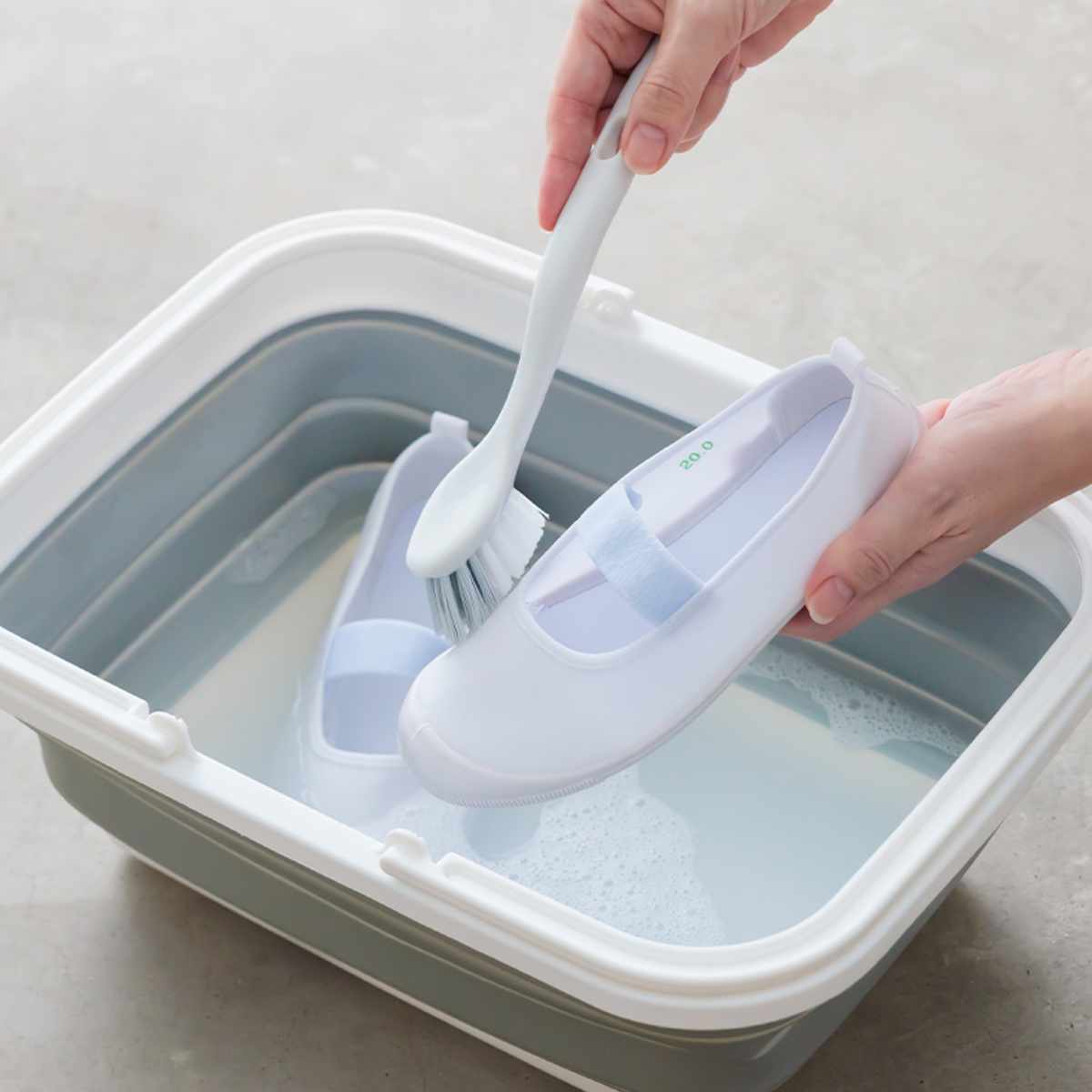 上履き洗剤 スニーカー洗剤 つけおき洗い 白さ際立つスニーカー 抗菌 防臭 洗濯機OK ホワイトニング ( 上靴 上履き 靴用洗剤 洗浄 消臭 運動靴 クリーニング屋さん 業務用 日本製 )