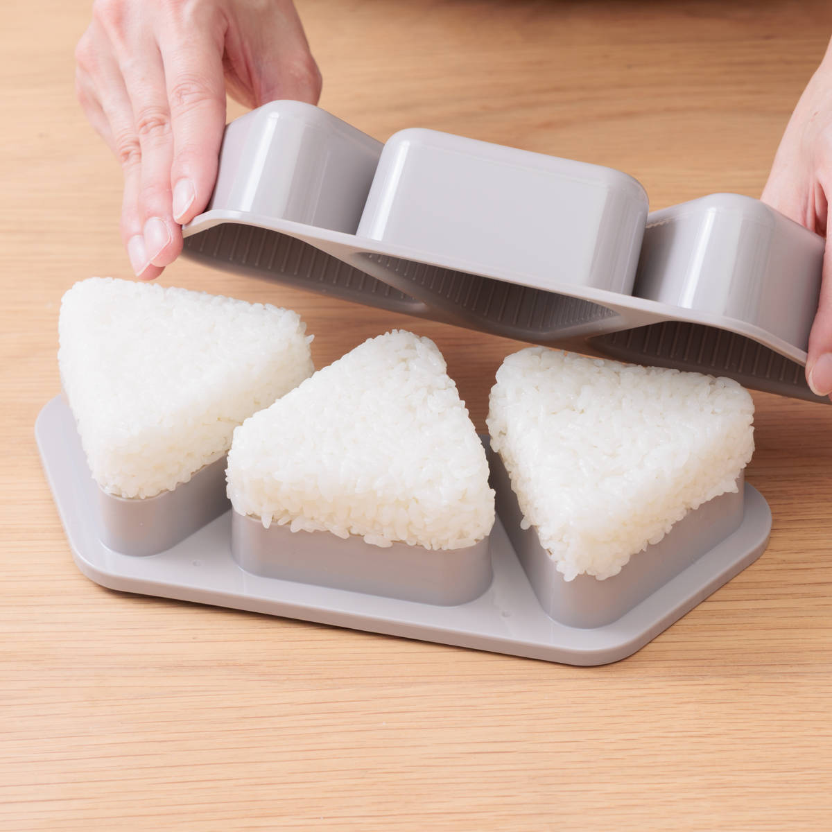 簡単のり巻きおにぎり君 おにぎり型 ( おむすび型 おにぎり おむすび 三角 型 抜き型 押し型 簡単 おにぎりメーカー おにぎりキット 三角おにぎり 三角おむすび 穴 お弁当 弁当 お弁当グッズ しゃもじ付き )