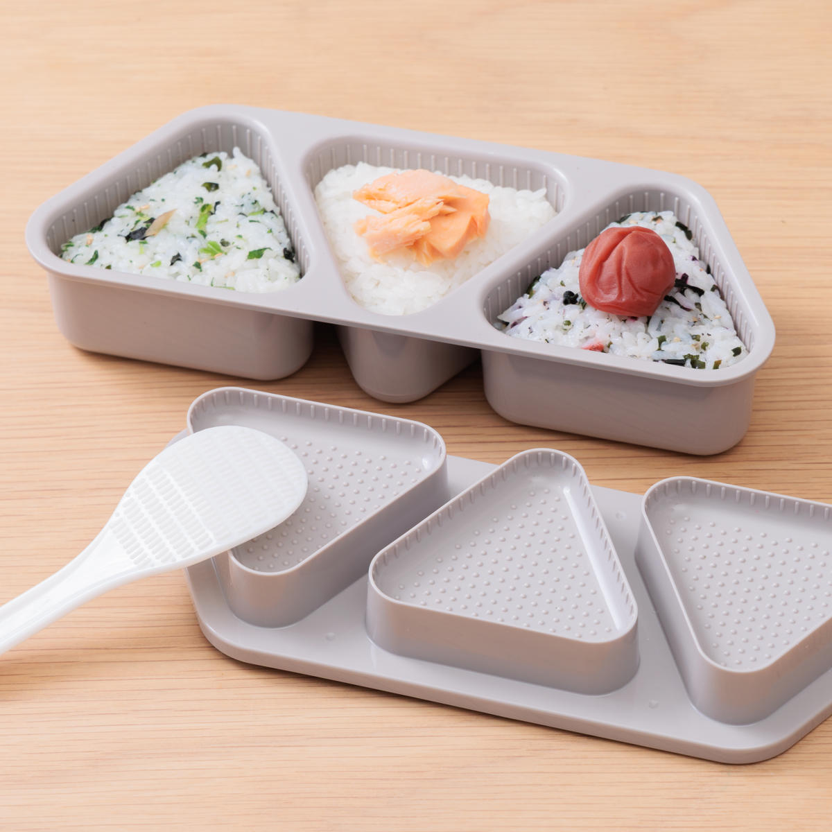 簡単のり巻きおにぎり君 おにぎり型 ( おむすび型 おにぎり おむすび 三角 型 抜き型 押し型 簡単 おにぎりメーカー おにぎりキット 三角おにぎり 三角おむすび 穴 お弁当 弁当 お弁当グッズ しゃもじ付き )