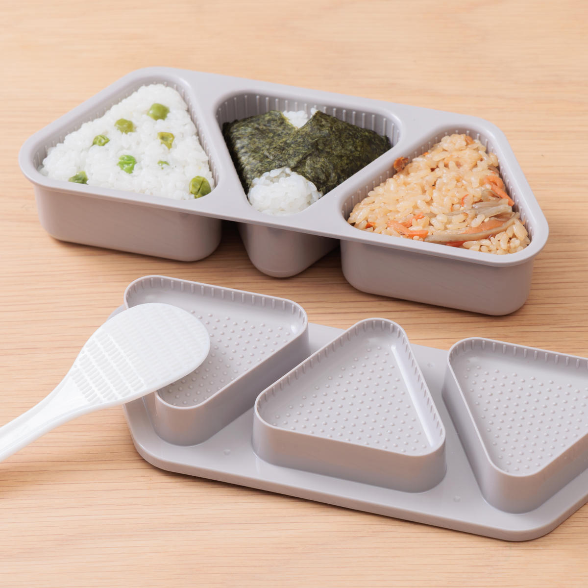 簡単のり巻きおにぎり君 おにぎり型 ( おむすび型 おにぎり おむすび 三角 型 抜き型 押し型 簡単 おにぎりメーカー おにぎりキット 三角おにぎり 三角おむすび 穴 お弁当 弁当 お弁当グッズ しゃもじ付き )