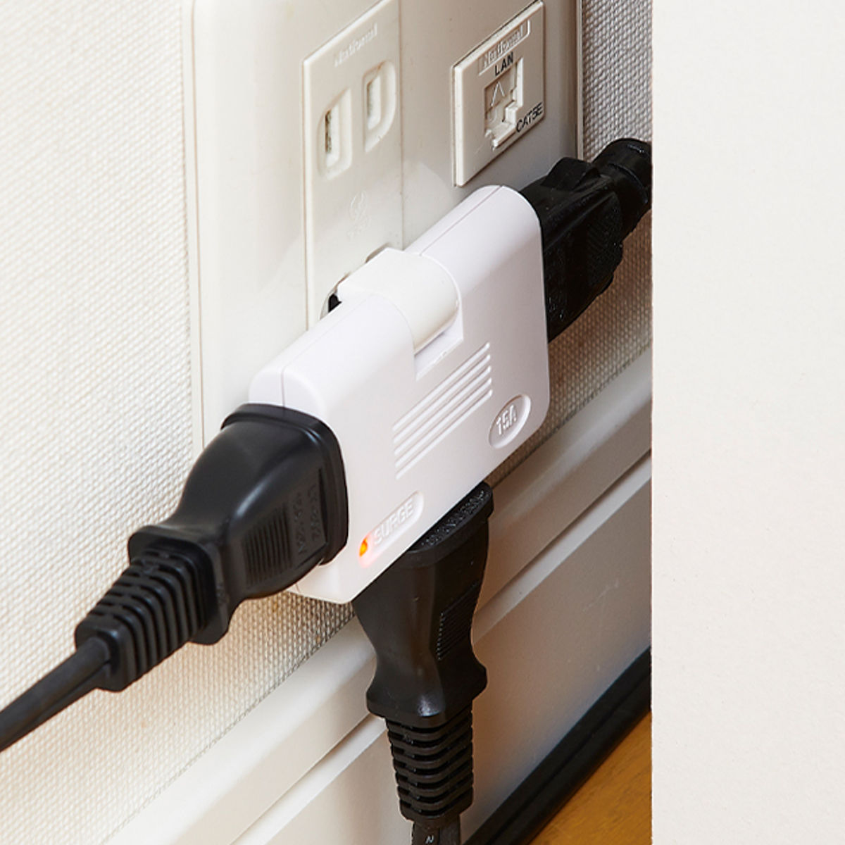 電源タップ コンセント 雷ガード付き すき間電源タップ 3個口 （ コンセントタップ 3口 スイングプラグ 分岐 コンセントプラグ コードタップ OAタップ 隙間 3口コンセント コンパクトタップ オフィス 会社 自宅 リビング 火災予防 ）