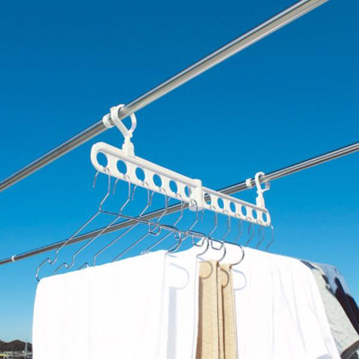 洗濯ハンガー 物干し竿ブリッジ 物干し竿 省スペース 洗濯 ( 物干しハンガー ハンガーホルダー 竿渡し ハンガーフック スライドフック 竿 物干しポール 間 空間 有効活用 吊り下げ 落下防止付き 引っ掛け穴 高低差OK )