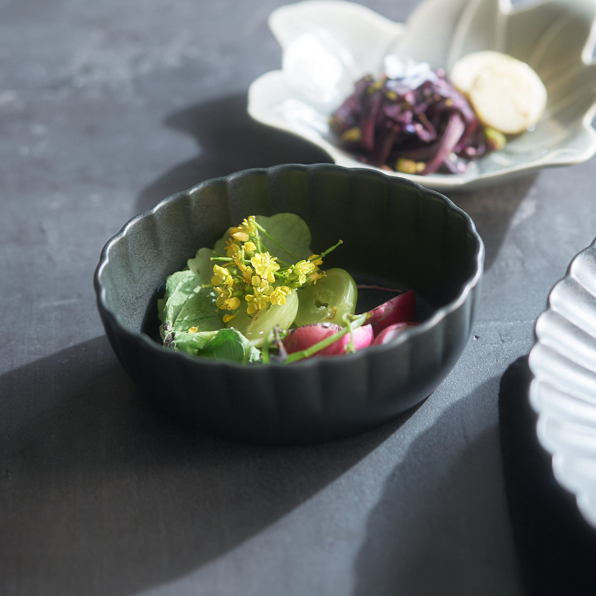 ボウル 14cm 輪花皿 花皿 花シリーズ 洋食器 陶器 日本製 ( 食洗機対応 電子レンジ対応 中鉢 サラダボウル 丸 輪花 花型 深皿 煮物鉢 デザートボウル 取り皿 副菜 おしゃれ かわいい 花びら 和モダン ) 【こむぎ】 こむぎ