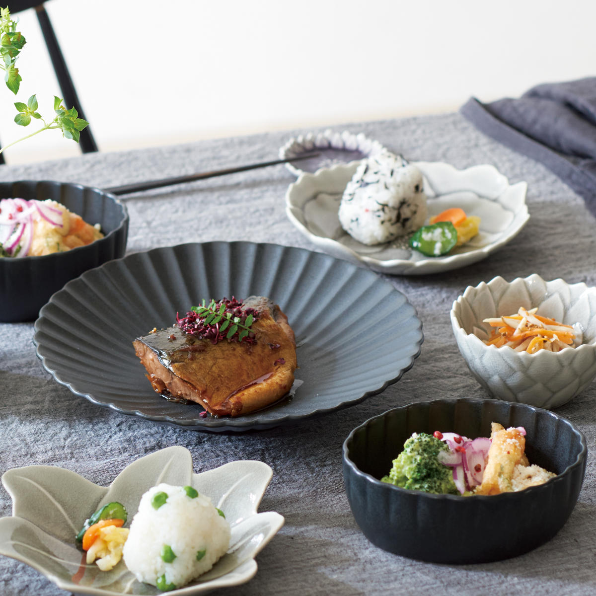 ボウル 14cm 輪花皿 花皿 花シリーズ 洋食器 陶器 日本製 ( 食洗機対応 電子レンジ対応 中鉢 サラダボウル 丸 輪花 花型 深皿 煮物鉢 デザートボウル 取り皿 副菜 おしゃれ かわいい 花びら 和モダン ) 【こむぎ】 こむぎ