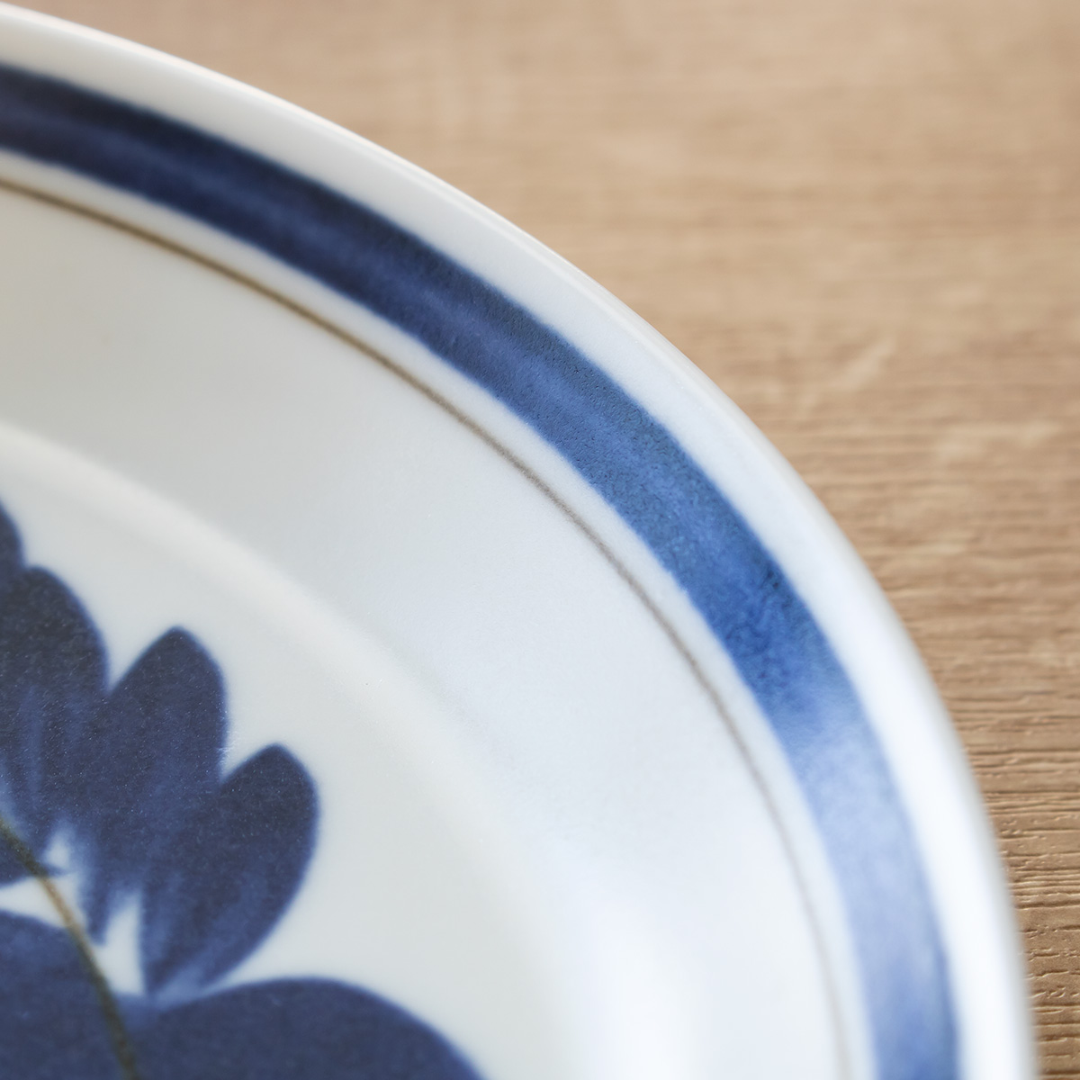 プレート 23cm ブロッサム 磁器 美濃焼 ( 食洗機対応 電子レンジ対応 日本製 皿 中皿 丸 平皿 お皿 盛皿 手描き風 花 ディナープレート メイン 肉料理 魚料理 主菜 おしゃれ 単品 1枚 ) 【ネイビー】 ネイビー