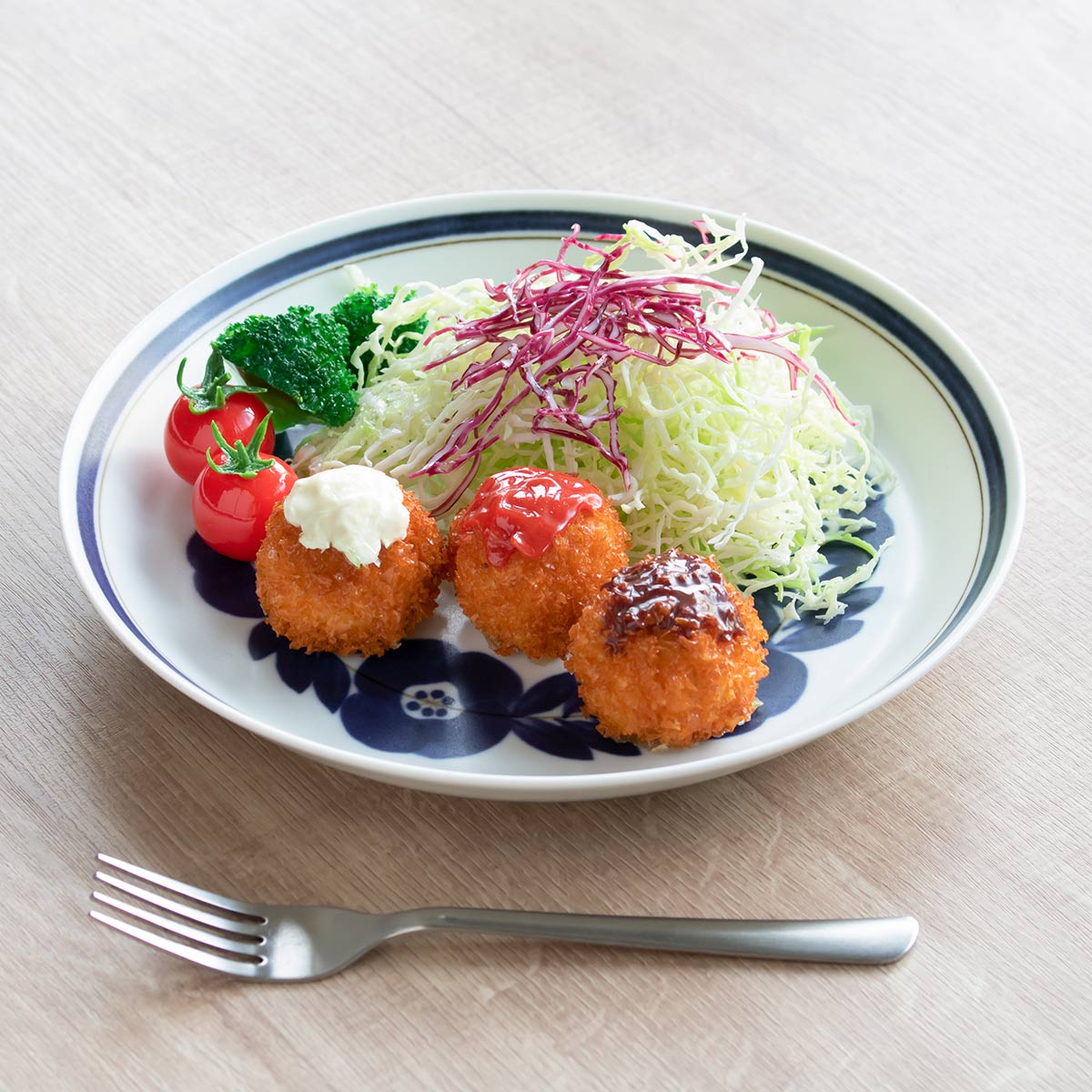 プレート 23cm ブロッサム 磁器 美濃焼 ( 食洗機対応 電子レンジ対応 日本製 皿 中皿 丸 平皿 お皿 盛皿 手描き風 花 ディナープレート メイン 肉料理 魚料理 主菜 おしゃれ 単品 1枚 ) 【ネイビー】 ネイビー