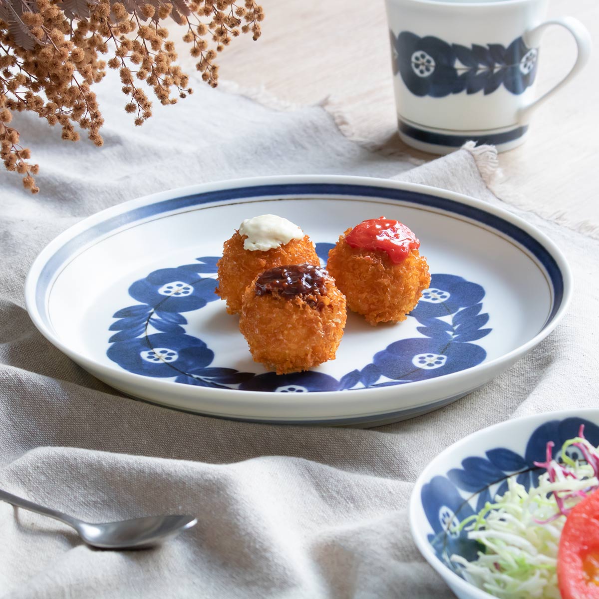 プレート 23cm ブロッサム 磁器 美濃焼 ( 食洗機対応 電子レンジ対応 日本製 皿 中皿 丸 平皿 お皿 盛皿 手描き風 花 ディナープレート メイン 肉料理 魚料理 主菜 おしゃれ 単品 1枚 ) 【ネイビー】 ネイビー