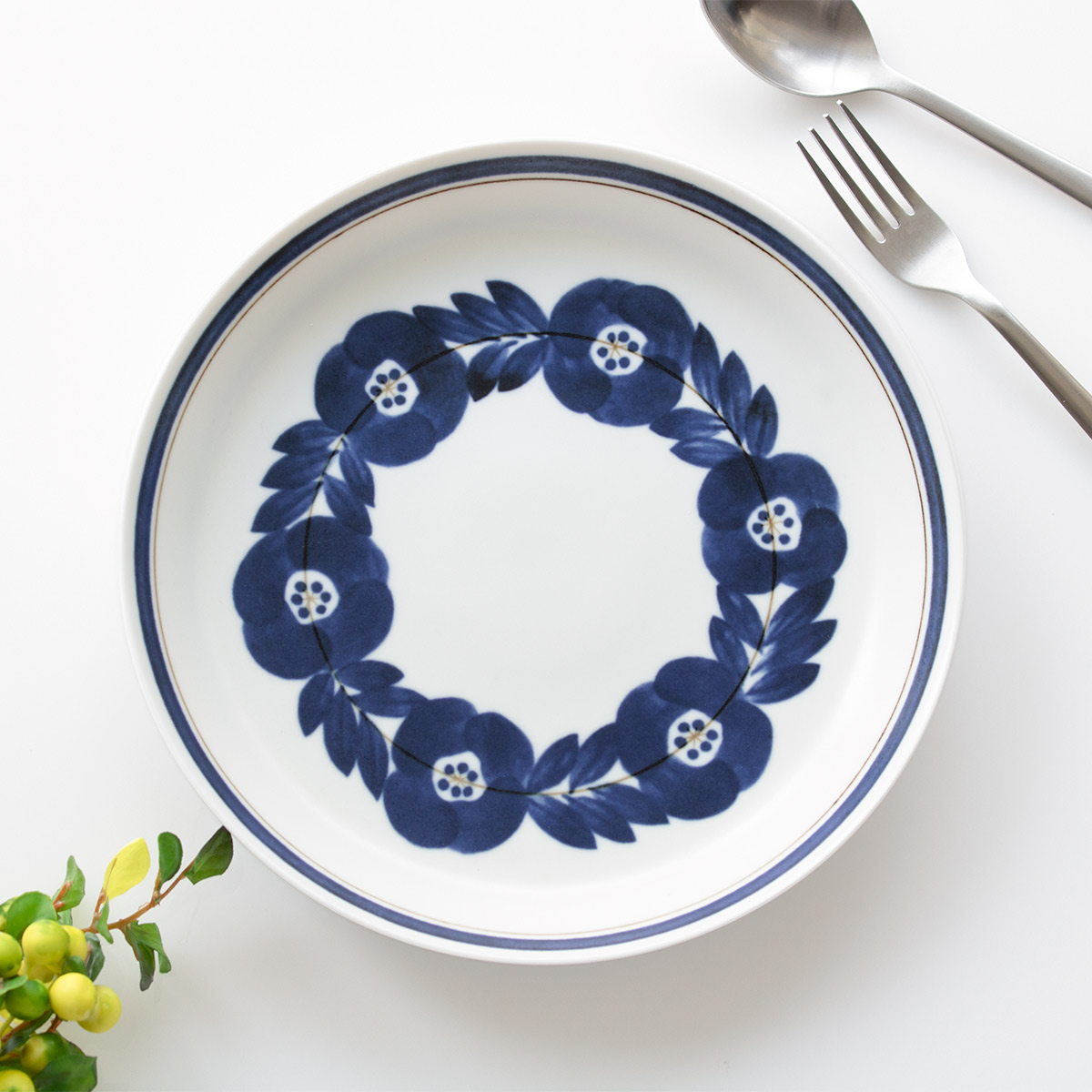 プレート 23cm ブロッサム 磁器 美濃焼 ( 食洗機対応 電子レンジ対応 日本製 皿 中皿 丸 平皿 お皿 盛皿 手描き風 花 ディナープレート メイン 肉料理 魚料理 主菜 おしゃれ 単品 1枚 ) 【ネイビー】 ネイビー