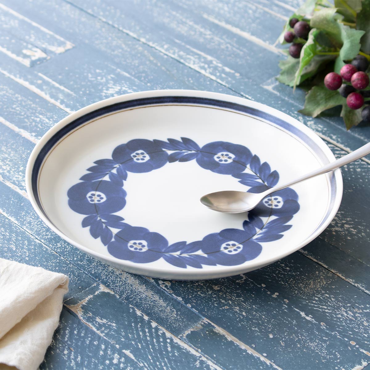 プレート 23cm ブロッサム 磁器 美濃焼 ( 食洗機対応 電子レンジ対応 日本製 皿 中皿 丸 平皿 お皿 盛皿 手描き風 花 ディナープレート メイン 肉料理 魚料理 主菜 おしゃれ 単品 1枚 ) 【ネイビー】 ネイビー