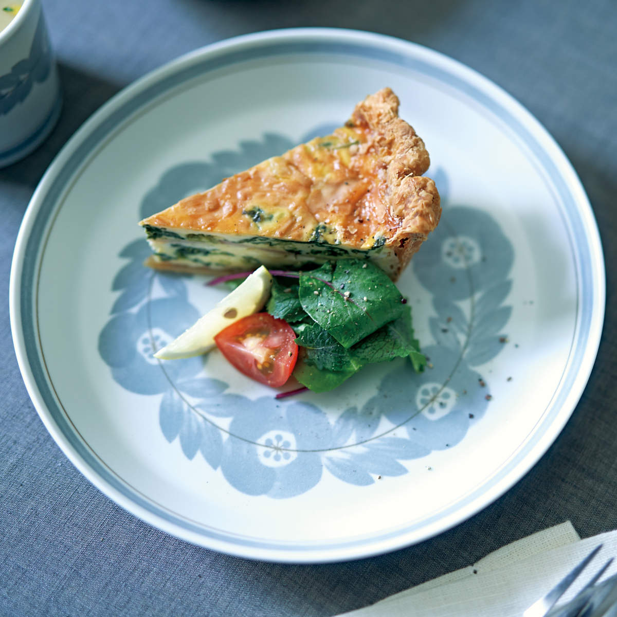 プレート 23cm ブロッサム 磁器 美濃焼 ( 食洗機対応 電子レンジ対応 日本製 皿 中皿 丸 平皿 お皿 盛皿 手描き風 花 ディナープレート メイン 肉料理 魚料理 主菜 おしゃれ 単品 1枚 ) 【ネイビー】 ネイビー