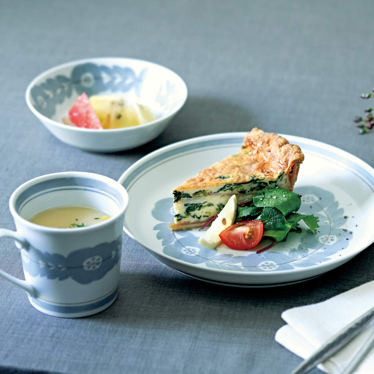 プレート 23cm ブロッサム 磁器 美濃焼 ( 食洗機対応 電子レンジ対応 日本製 皿 中皿 丸 平皿 お皿 盛皿 手描き風 花 ディナープレート メイン 肉料理 魚料理 主菜 おしゃれ 単品 1枚 ) 【ネイビー】 ネイビー