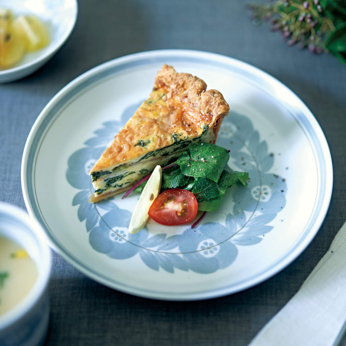 プレート 23cm ブロッサム 磁器 美濃焼 ( 食洗機対応 電子レンジ対応 日本製 皿 中皿 丸 平皿 お皿 盛皿 手描き風 花 ディナープレート メイン 肉料理 魚料理 主菜 おしゃれ 単品 1枚 ) 【ネイビー】 ネイビー