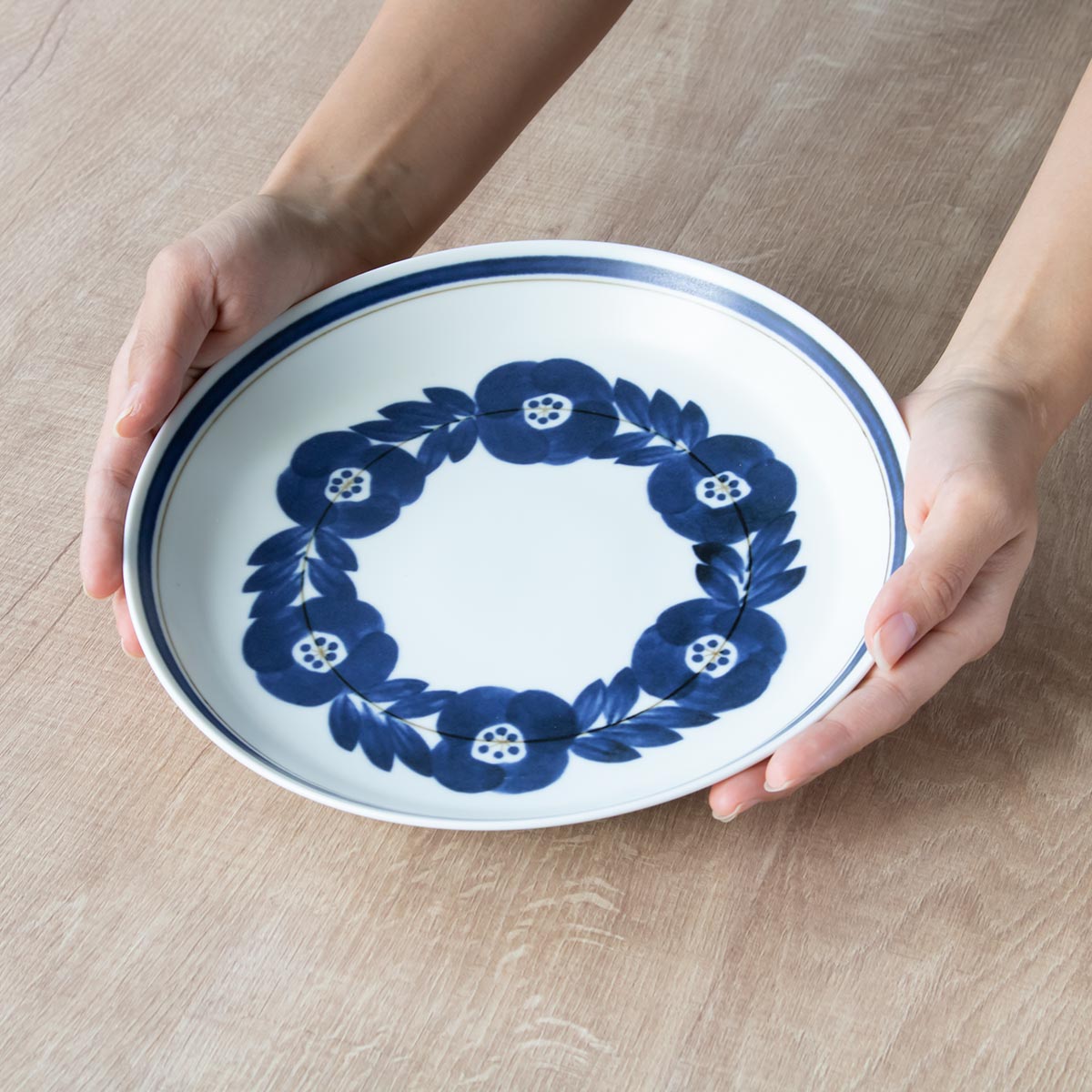 プレート 23cm ブロッサム 磁器 美濃焼 ( 食洗機対応 電子レンジ対応 日本製 皿 中皿 丸 平皿 お皿 盛皿 手描き風 花 ディナープレート メイン 肉料理 魚料理 主菜 おしゃれ 単品 1枚 ) 【ネイビー】 ネイビー