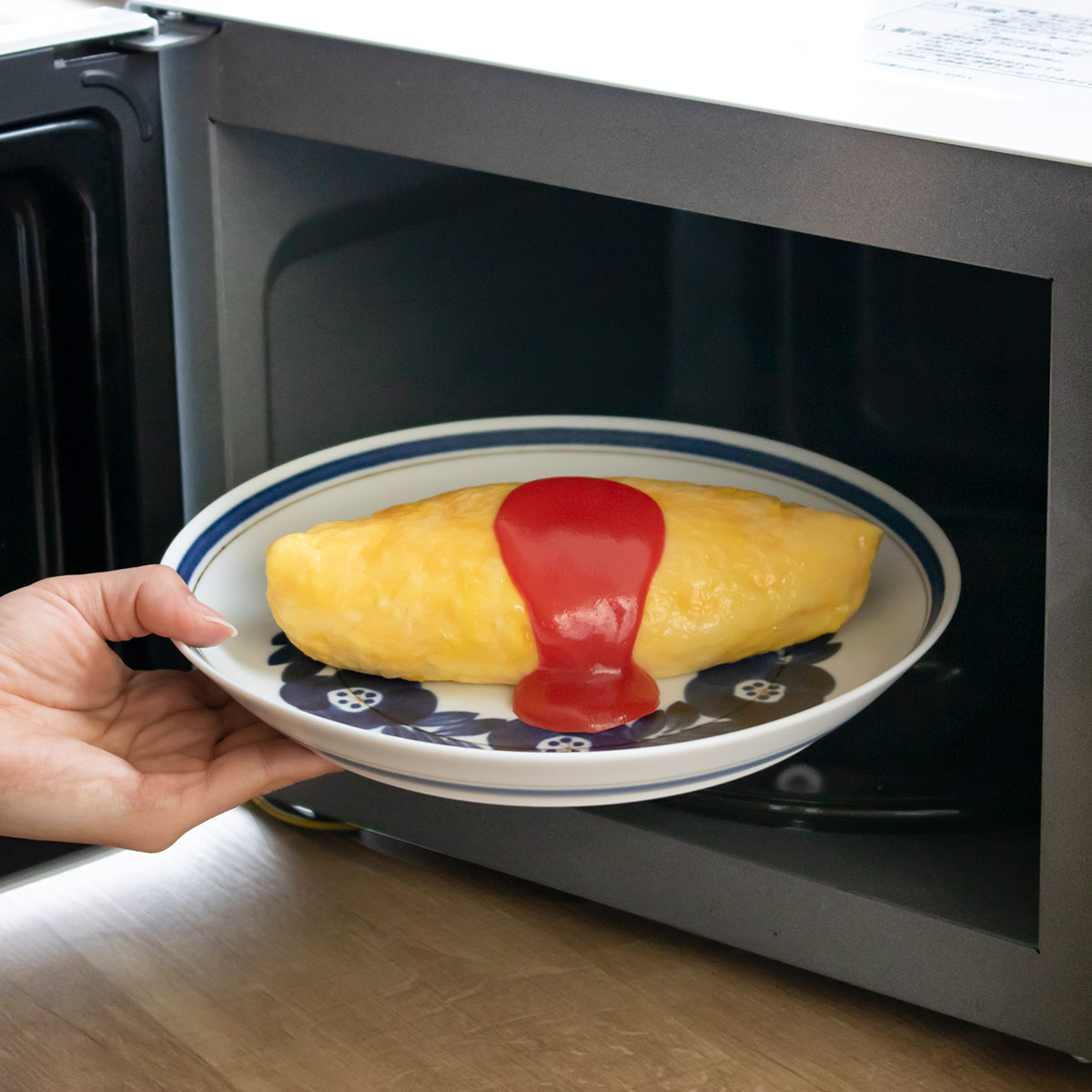 プレート 23cm ブロッサム 磁器 美濃焼 ( 食洗機対応 電子レンジ対応 日本製 皿 中皿 丸 平皿 お皿 盛皿 手描き風 花 ディナープレート メイン 肉料理 魚料理 主菜 おしゃれ 単品 1枚 ) 【ネイビー】 ネイビー