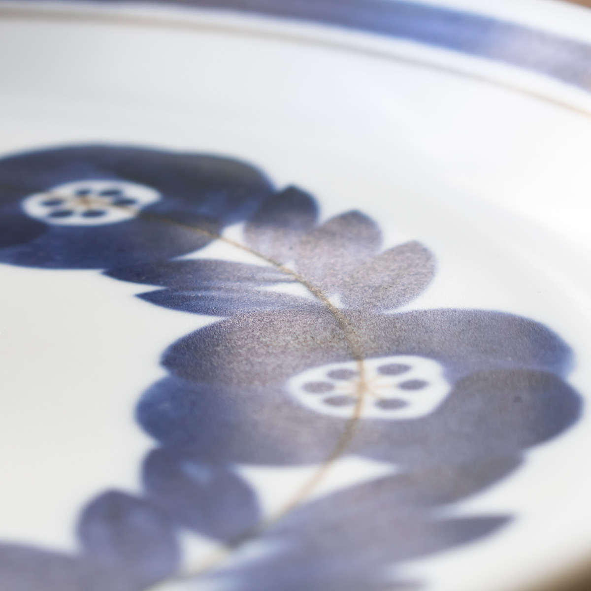 プレート 23cm ブロッサム 磁器 美濃焼 ( 食洗機対応 電子レンジ対応 日本製 皿 中皿 丸 平皿 お皿 盛皿 手描き風 花 ディナープレート メイン 肉料理 魚料理 主菜 おしゃれ 単品 1枚 ) 【ネイビー】 ネイビー