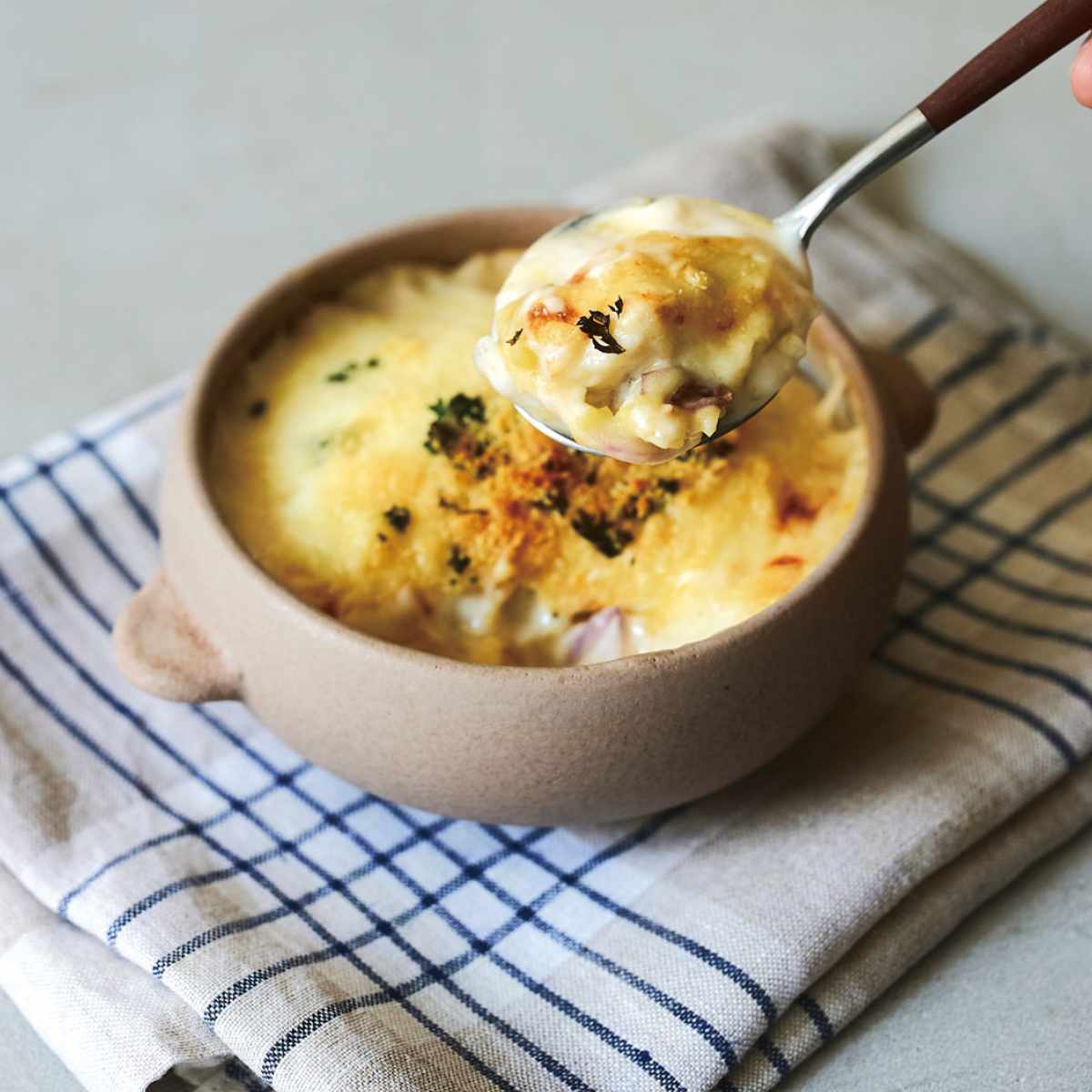 グラタン皿 一人用 11cm オーブンボウル 陶器 美濃焼 ( 食洗機対応 電子レンジ対応 オーブン対応 耐熱食器 耐熱皿 円形 丸型 耳付き グラタン ドリア パイシチュー オーブン料理 スープ ポトフ ) 【ホワイト】 ホワイト