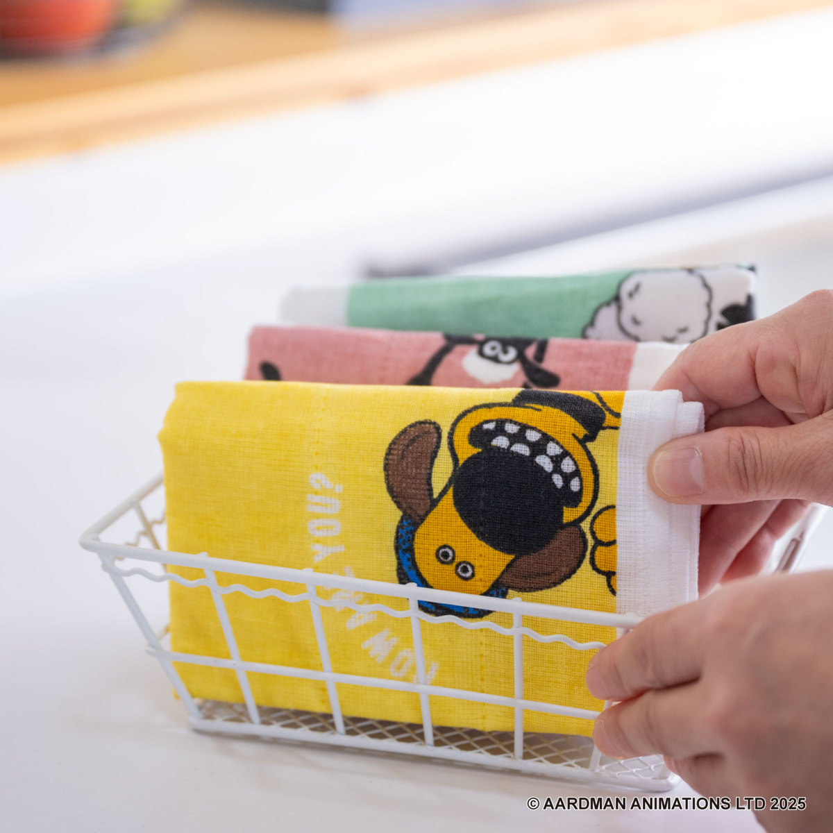 蚊帳布巾 ひつじのショーン 蚊帳生地 ふきん L ( かやふきん 布巾 日本製 綿 レーヨン 蚊帳 吸水 速乾 クロス キャラクター かや生地 台拭き 食器拭き ディッシュクロス おしゃれ かわいい 長方形 大きめ ) 【C】 C