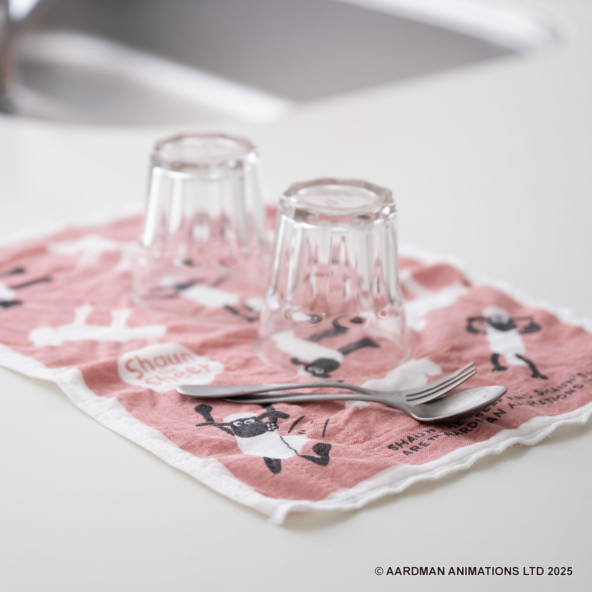 蚊帳布巾 ひつじのショーン 蚊帳生地 ふきん L ( かやふきん 布巾 日本製 綿 レーヨン 蚊帳 吸水 速乾 クロス キャラクター かや生地 台拭き 食器拭き ディッシュクロス おしゃれ かわいい 長方形 大きめ ) 【C】 C