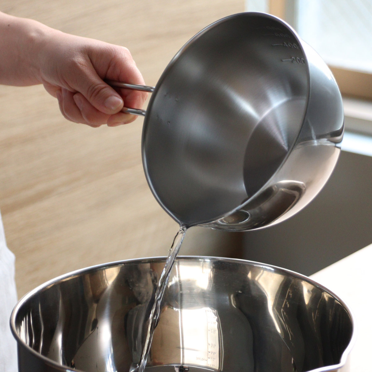 工房アイザワ 手付ボール 口付 15.5cm ( aizawa ボウル 取っ手付き ボール 深型 ステンレス メジャーボール 日本製 ステンレスボウル ハンドル付き 注ぎ口付き メモリ付き 調理用ボウル 直火OK 湯せん 撹拌 玉子焼き アイザワ )