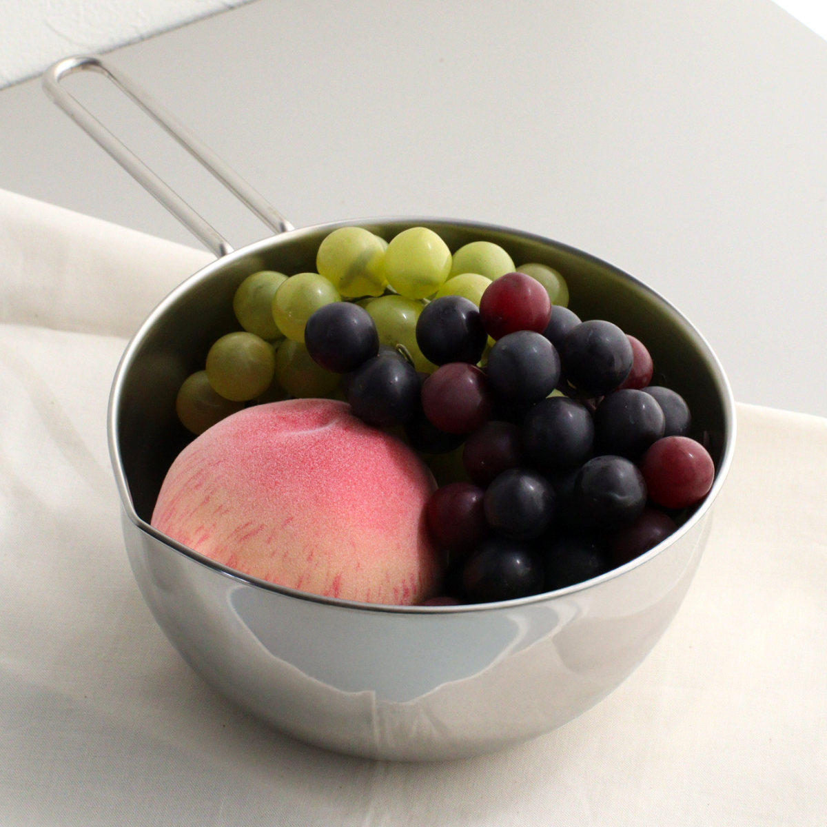 工房アイザワ 手付ボール 口付 15.5cm ( aizawa ボウル 取っ手付き ボール 深型 ステンレス メジャーボール 日本製 ステンレスボウル ハンドル付き 注ぎ口付き メモリ付き 調理用ボウル 直火OK 湯せん 撹拌 玉子焼き アイザワ )