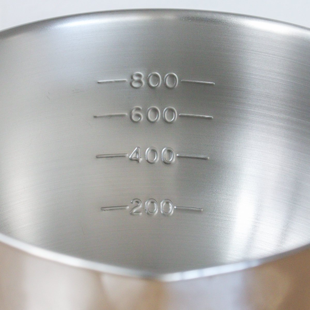 工房アイザワ 手付ボール 口付 15.5cm ( aizawa ボウル 取っ手付き ボール 深型 ステンレス メジャーボール 日本製 ステンレスボウル ハンドル付き 注ぎ口付き メモリ付き 調理用ボウル 直火OK 湯せん 撹拌 玉子焼き アイザワ )