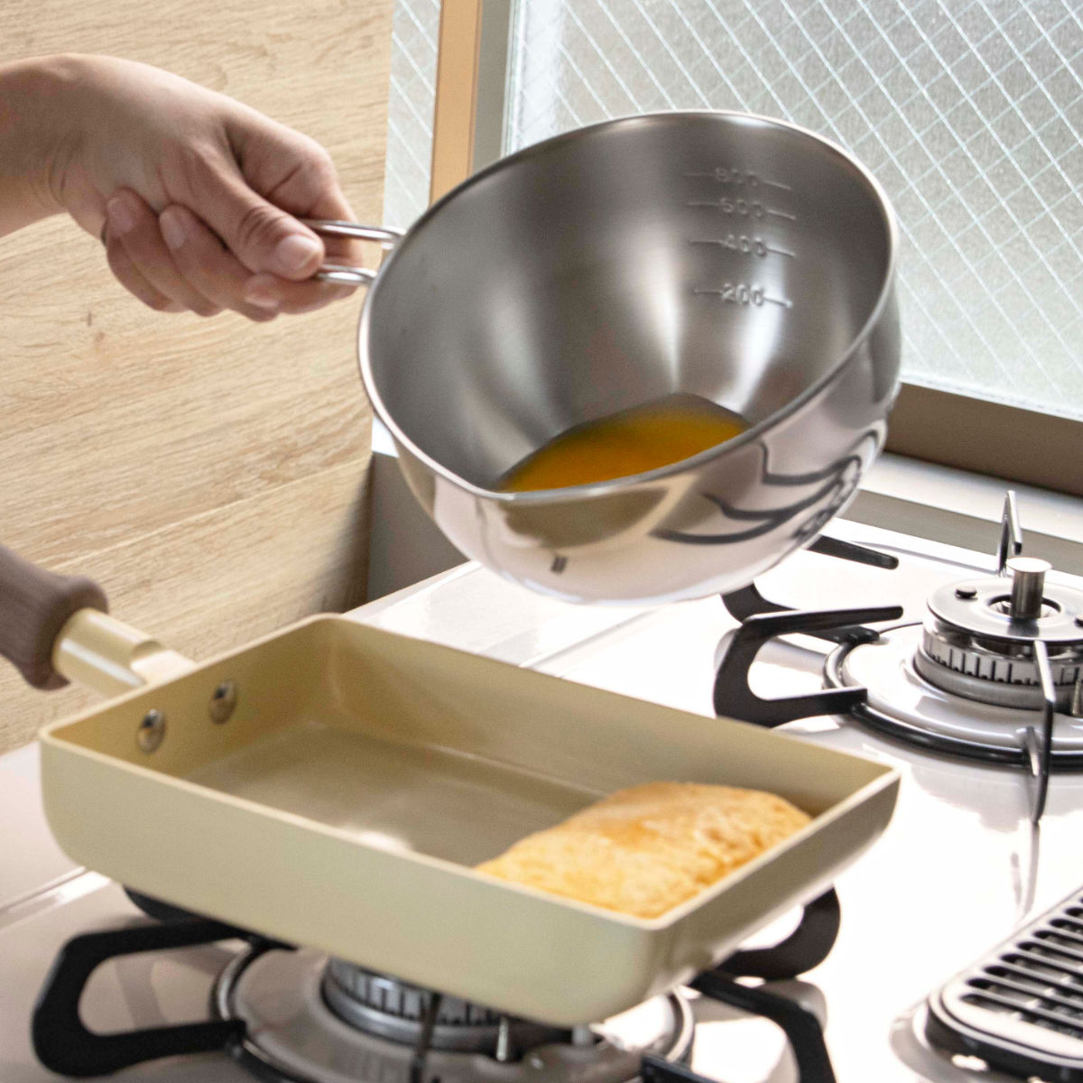 工房アイザワ 手付ボール 口付 20cm ( aizawa ボウル 取っ手付き ボール 深型 ステンレス メジャーボール 日本製 ステンレスボウル ハンドル付き 注ぎ口付き メモリ付き 調理用ボウル 直火OK 湯せん 撹拌 アイザワ )