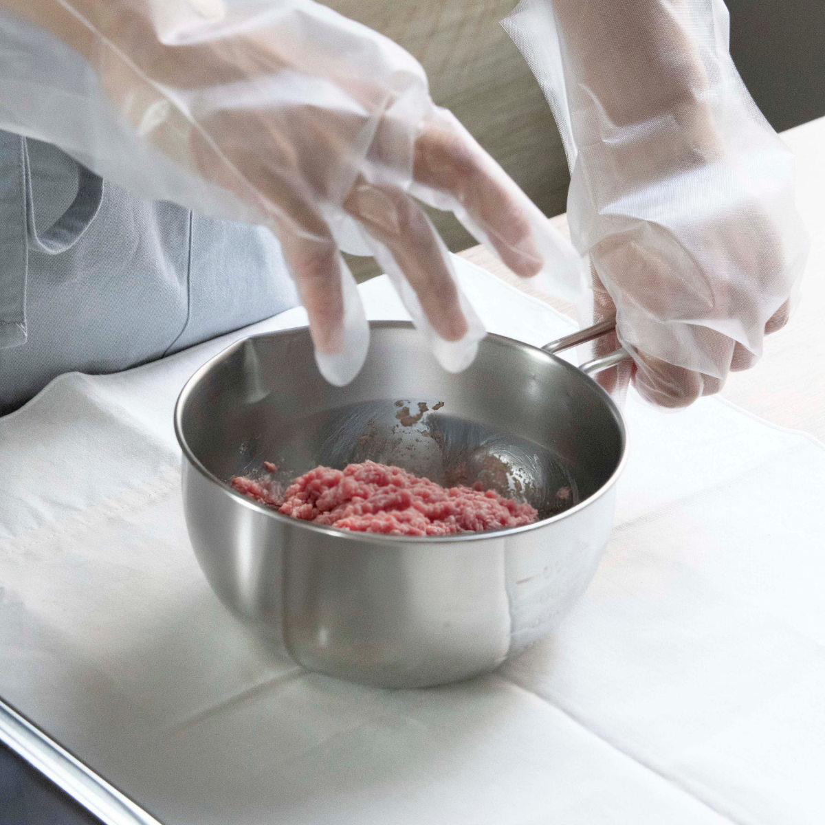 工房アイザワ 手付ボール 口付 20cm ( aizawa ボウル 取っ手付き ボール 深型 ステンレス メジャーボール 日本製 ステンレスボウル ハンドル付き 注ぎ口付き メモリ付き 調理用ボウル 直火OK 湯せん 撹拌 アイザワ )