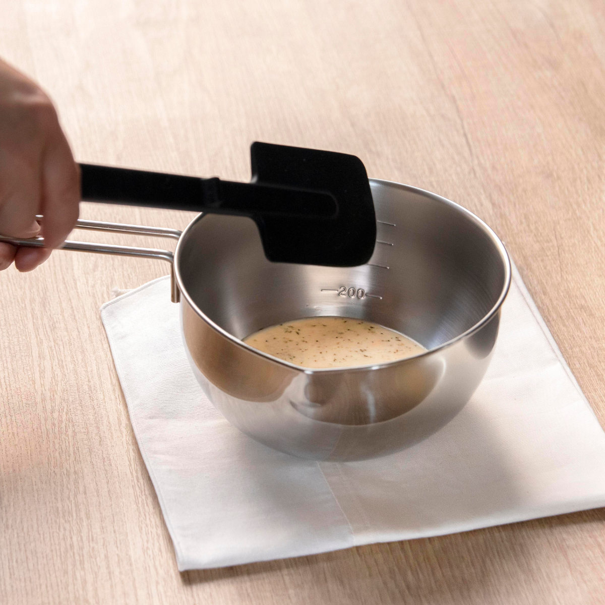 工房アイザワ 手付ボール 口付 20cm ( aizawa ボウル 取っ手付き ボール 深型 ステンレス メジャーボール 日本製 ステンレスボウル ハンドル付き 注ぎ口付き メモリ付き 調理用ボウル 直火OK 湯せん 撹拌 アイザワ )