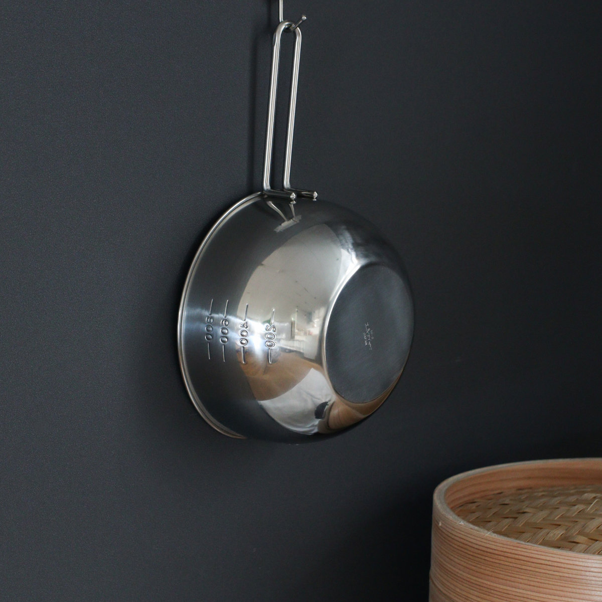 工房アイザワ 手付ボール 口付 20cm ( aizawa ボウル 取っ手付き ボール 深型 ステンレス メジャーボール 日本製 ステンレスボウル ハンドル付き 注ぎ口付き メモリ付き 調理用ボウル 直火OK 湯せん 撹拌 アイザワ )