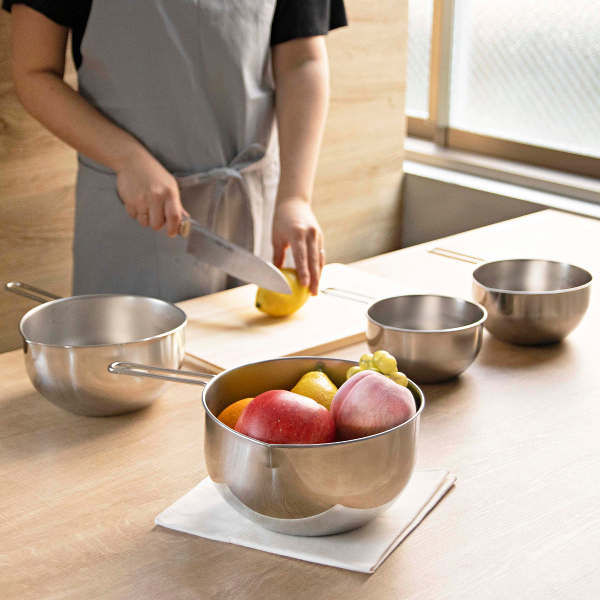 工房アイザワ 手付ボール 口付 20cm ( aizawa ボウル 取っ手付き ボール 深型 ステンレス メジャーボール 日本製 ステンレスボウル ハンドル付き 注ぎ口付き メモリ付き 調理用ボウル 直火OK 湯せん 撹拌 アイザワ )