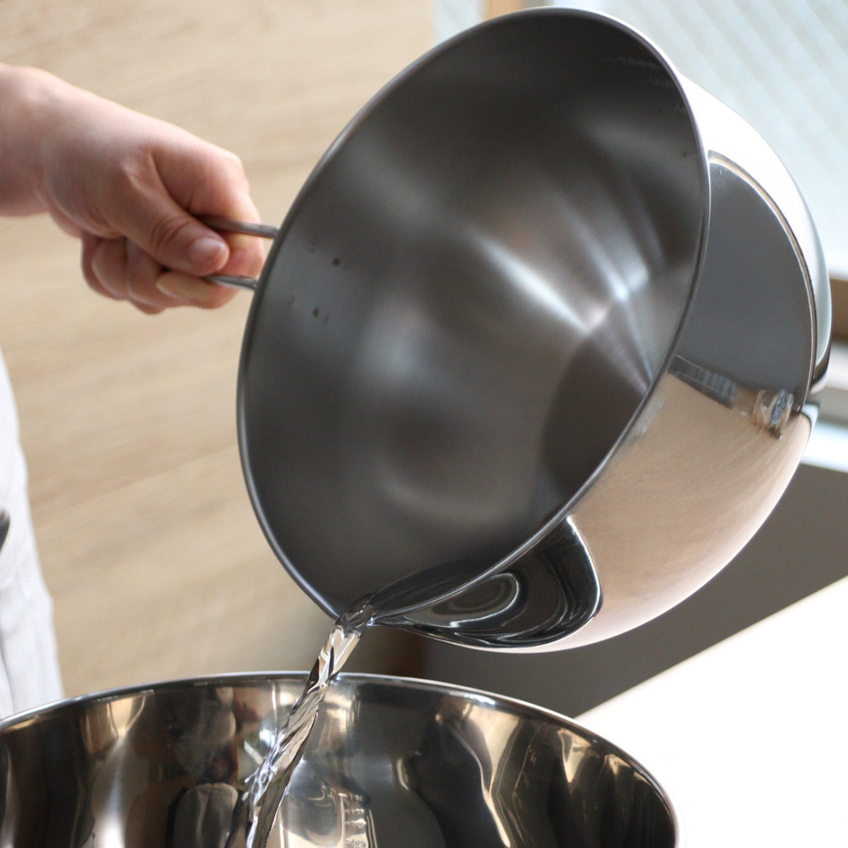 工房アイザワ 手付ボール 口付 20cm ( aizawa ボウル 取っ手付き ボール 深型 ステンレス メジャーボール 日本製 ステンレスボウル ハンドル付き 注ぎ口付き メモリ付き 調理用ボウル 直火OK 湯せん 撹拌 アイザワ )