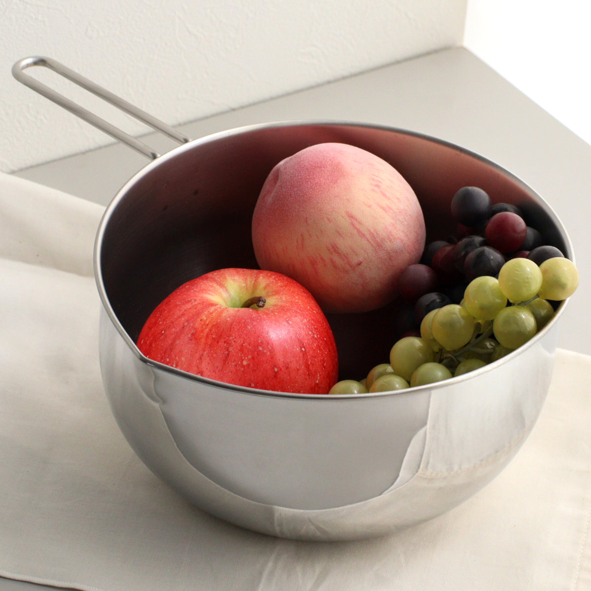 工房アイザワ 手付ボール 口付 20cm ( aizawa ボウル 取っ手付き ボール 深型 ステンレス メジャーボール 日本製 ステンレスボウル ハンドル付き 注ぎ口付き メモリ付き 調理用ボウル 直火OK 湯せん 撹拌 アイザワ )