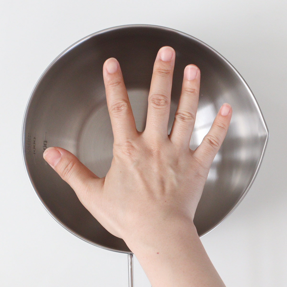 工房アイザワ 手付ボール 口付 20cm ( aizawa ボウル 取っ手付き ボール 深型 ステンレス メジャーボール 日本製 ステンレスボウル ハンドル付き 注ぎ口付き メモリ付き 調理用ボウル 直火OK 湯せん 撹拌 アイザワ )