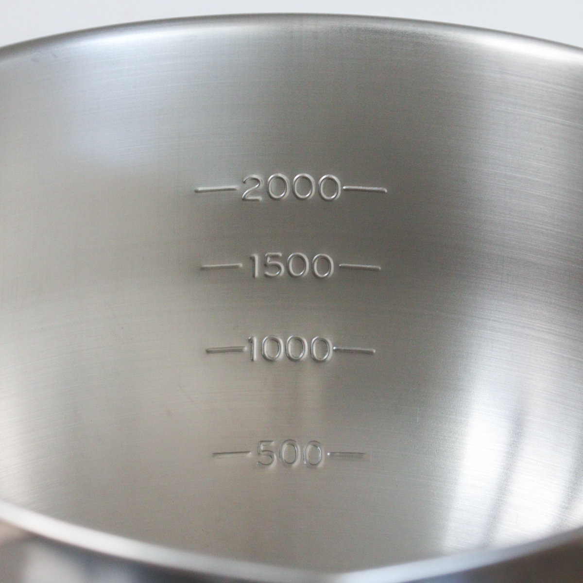 工房アイザワ 手付ボール 口付 20cm ( aizawa ボウル 取っ手付き ボール 深型 ステンレス メジャーボール 日本製 ステンレスボウル ハンドル付き 注ぎ口付き メモリ付き 調理用ボウル 直火OK 湯せん 撹拌 アイザワ )